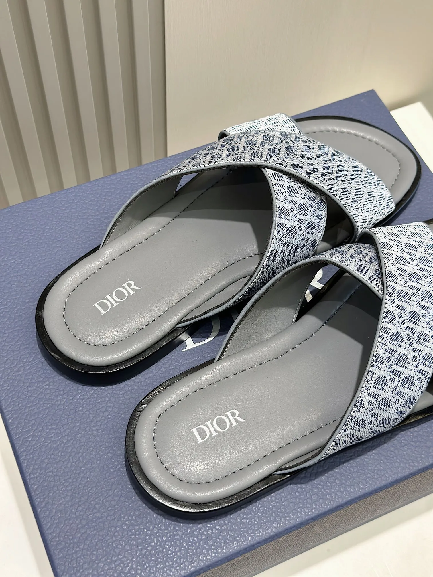 P320 [DIOR] Size 39-44 (38.45 custom-made) 2024ss Dior’s latest men’s slippers are a must-have. Dior Alias ​​Men's Genuine Leather Slippers This summer new Alias ​​sandal embodies a casual and elegant style. Carefully crafted from grained cow leather and Oblique printed fabric, with cowhide lining! Cross-strap design with metal-clad brass CD Diamond logo. The imported cowhide leather and rubber sole adds sophistication and comfort, while Oblique print-effect anti-slip panels add style.